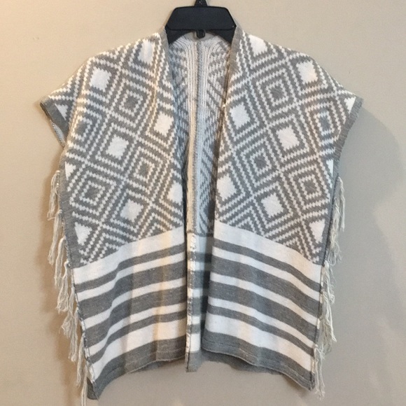 unknown Sweaters - Sleeveless sweater vest/poncho Grey & white size 8 {130}